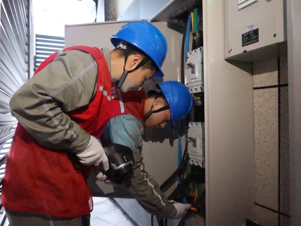 供電員工檢查活動(dòng)會(huì)場(chǎng)用電線路。國(guó)網(wǎng)城口供電公司供圖