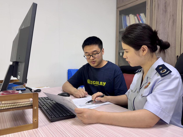 南岸區(qū)稅務(wù)人員為企業(yè)財務(wù)人員講解納稅信用成長賬戶指標(biāo)參數(shù)，幫助其理清涉稅業(yè)務(wù)處理關(guān)鍵點(diǎn)。駱穎攝