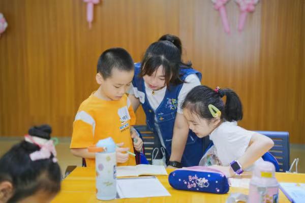 輔導(dǎo)孩子作業(yè)?；顒?dòng)主辦方供圖