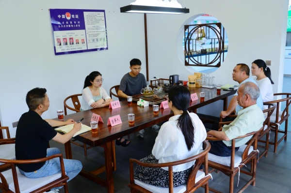 鐘靈鎮(zhèn)凱堡村調(diào)解現(xiàn)場。魯詩勤攝