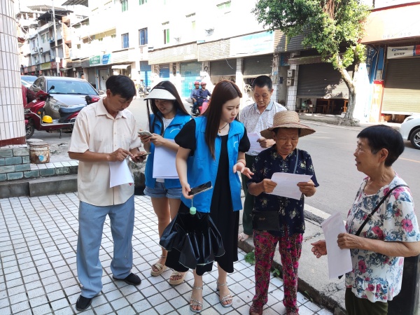 詠梧社區(qū)網(wǎng)格員挨家挨戶走訪群眾，收集社情民意。紅獅鎮(zhèn)供圖