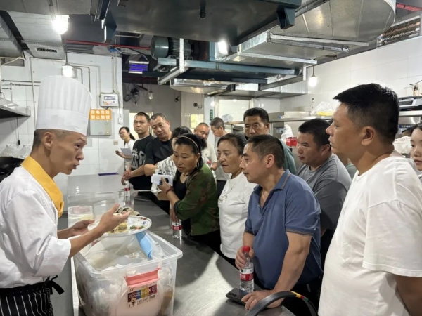 涪陵餐飲名廚現(xiàn)場示范特色菜品和新菜品制作技藝。涪陵區(qū)融媒體中心供圖