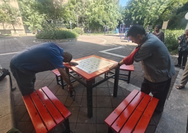 安裝桌椅。彭歡攝