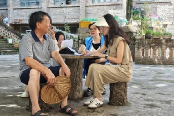 實(shí)踐團(tuán)深入社區(qū)調(diào)研居民需求。重慶財(cái)經(jīng)學(xué)院供圖