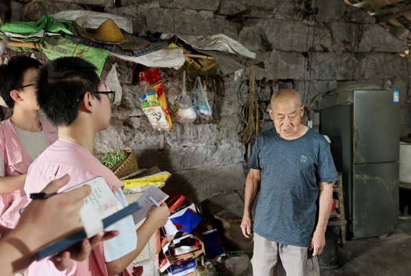 實(shí)踐團(tuán)入戶(hù)走訪村民。重慶移通學(xué)院供圖