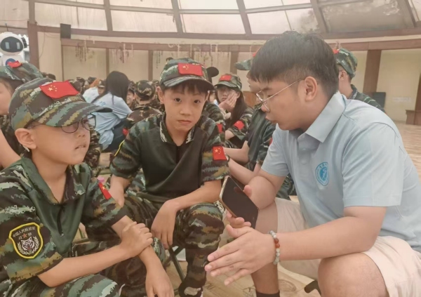 志愿者與小朋友交流AI反詐知識(shí)。李晨銘攝