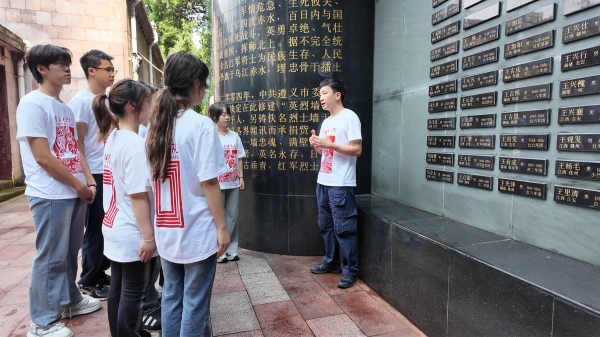 帶隊(duì)教師張?jiān)葡鲋v授微黨課。重慶師范大學(xué)美術(shù)學(xué)院供圖