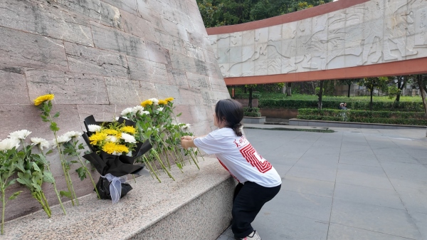 屈美蕓在烈士紀(jì)念碑前獻(xiàn)花。重慶師范大學(xué)美術(shù)學(xué)院供圖