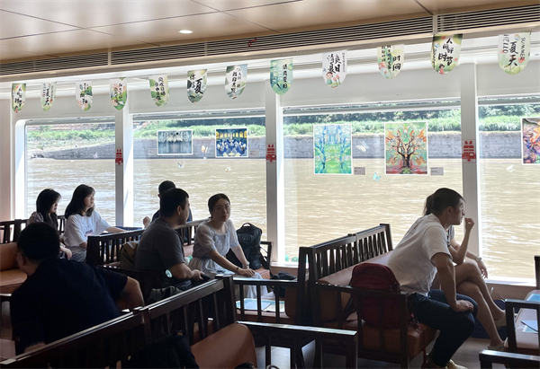 嘉陵小渡“江上藝術(shù)館”游客游覽兩江同時(shí)可觀展。重慶客輪公司供圖