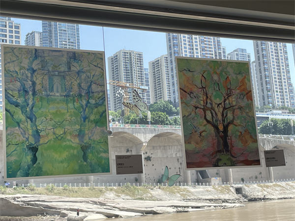 川美畢業(yè)生作品登上嘉陵小渡。重慶客輪公司供圖