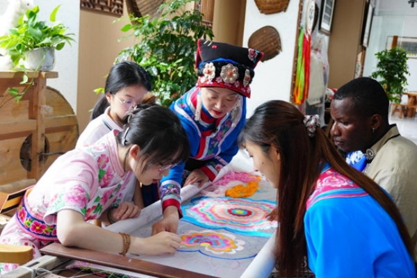 實踐團成員學(xué)習(xí)羌繡針法。重慶大學(xué)供圖