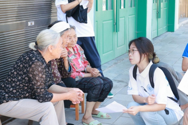 實(shí)踐團(tuán)采訪當(dāng)?shù)卮迕?。重慶大學(xué)供圖