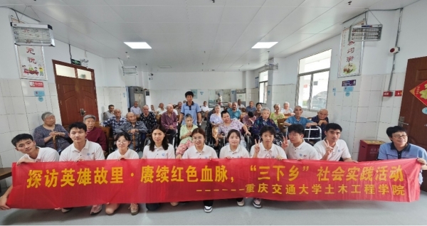 實(shí)踐團(tuán)成員與英雄灣村敬老院老人合影。王梓宇攝