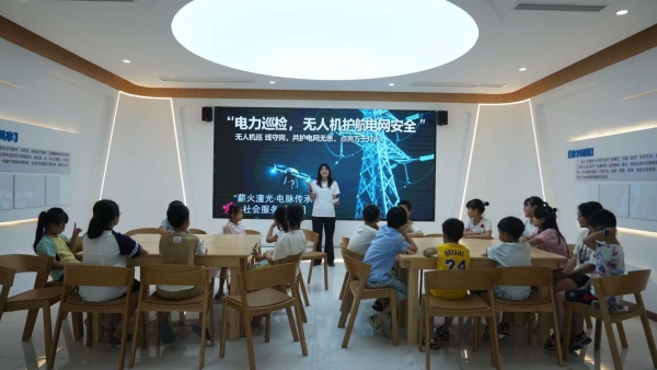 踐行團成員講述“三塊石電力精神”。重慶電力高等專科學校電力工程學院供圖