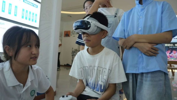 VR設備體驗電力匱乏環(huán)境。重慶電力高等?？茖W校電力工程學院供圖