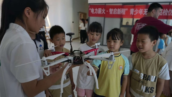 展示電力巡檢無人機。重慶電力高等?？茖W校電力工程學院供圖