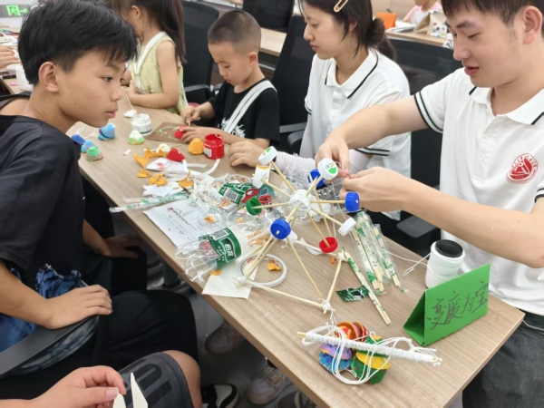 變廢為寶手工課。重慶工貿(mào)職院建筑工程學(xué)院供圖