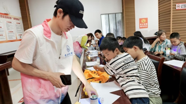 長(zhǎng)江科創(chuàng)學(xué)院學(xué)生帶著小朋友做實(shí)驗(yàn)。受訪者供圖