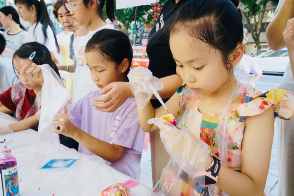 小朋友體驗(yàn)扎染。