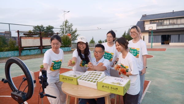 脆李“村播”直播間。巫山縣人大供圖