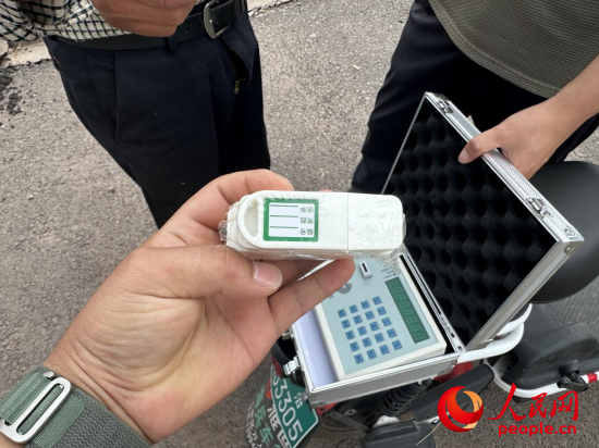 未交付村民使用的感應卡。人民網(wǎng)記者 游天燚攝