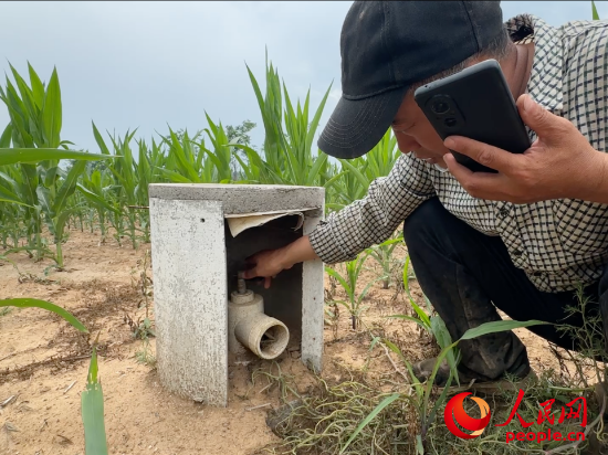 管護人員現(xiàn)場測試澆灌設施，出水口未能出水。人民網(wǎng)記者 游天燚攝