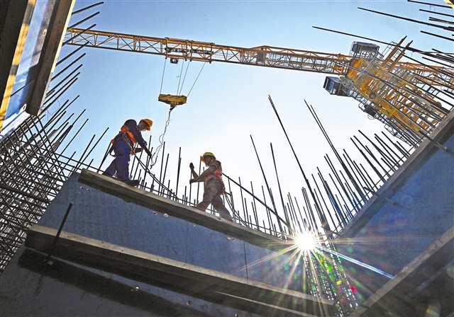 七月十五日上午九點(diǎn)，西渝高鐵控制性工程——北碚天府嘉陵江特大橋施工現(xiàn)場(chǎng)，中鐵十一局的建設(shè)者正在進(jìn)行橋梁上部結(jié)構(gòu)施工。記者 羅斌 攝\視覺(jué)重慶
