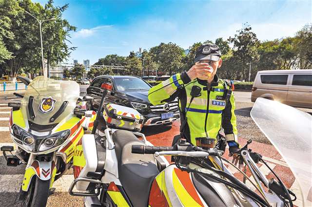 7月15日，兩江新區(qū)交通事故快處點，處理完交通事故的驍騎喝下綠豆湯解暑。記者 尹詩語 攝/視覺重慶