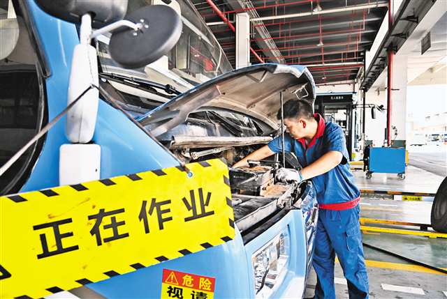 7月15日，沙坪壩區(qū)重慶交通開(kāi)投集團(tuán)公交西部分公司保修廠，修理工在檢修公交車(chē)。特約攝影 孫凱芳/視覺(jué)重慶