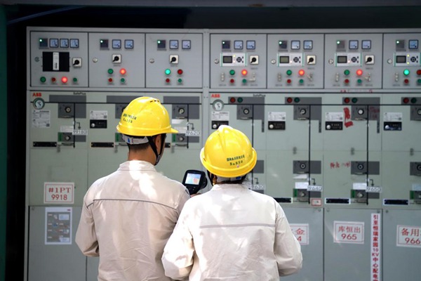 電力人員勘查配電設(shè)施。國網(wǎng)重慶永川供電公司供圖