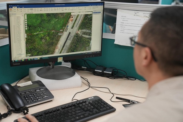 電力人員通過“同源維護工具”調(diào)用“電網(wǎng)一張圖”高清圖層，對轄區(qū)內(nèi)低壓電網(wǎng)設(shè)備的異常數(shù)據(jù)進行核查治理。國網(wǎng)重慶永川供電公司供圖