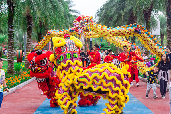 在銅梁奇彩夢(mèng)圓景區(qū)，游客觀看龍舞表演。景區(qū)供圖
