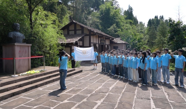 服務(wù)團(tuán)在邱少云烈士故居前重溫入黨誓詞。重慶師范大學(xué)供圖