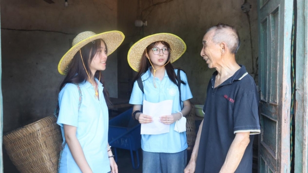 成員們深入農(nóng)家院落調(diào)研。重慶師范大學(xué)供圖