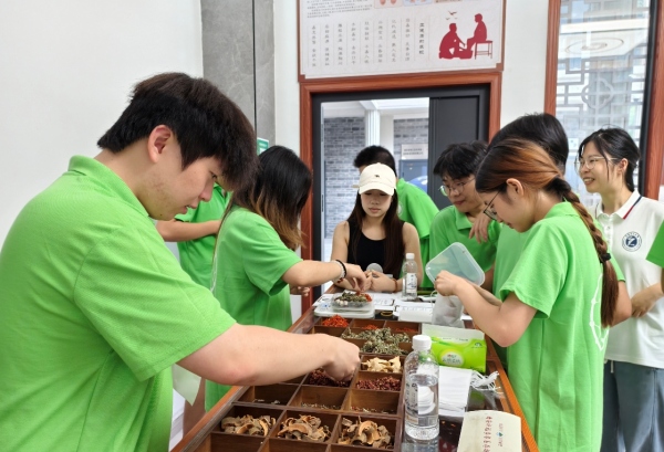 實踐團成員制作中藥泡腳包。