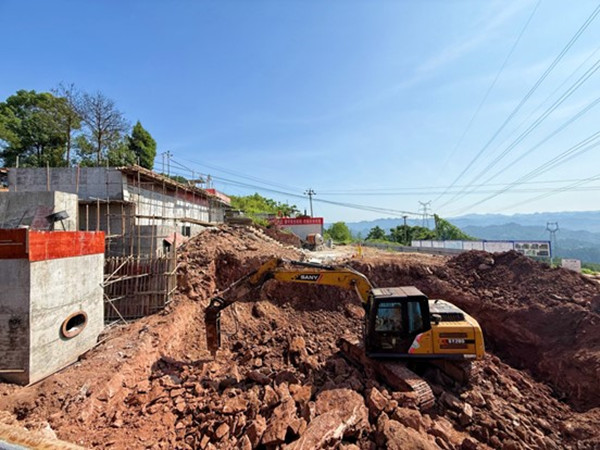 三角鎮(zhèn)桐埡水廠改擴建工程正在施工。成蓉攝