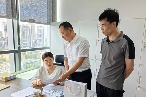 支行工作人員實地了解融資需求。中信銀行重慶星光支行供圖