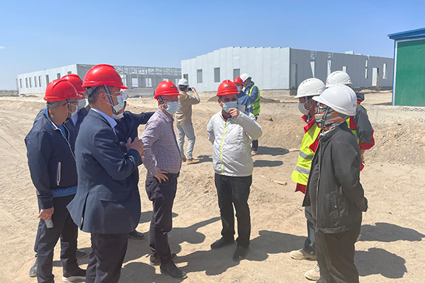 銀行工作人員前往新疆溝通。農業(yè)銀行重慶兩江分行供圖