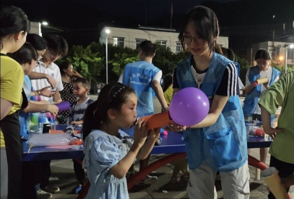 志愿者和小朋友一起體驗“火箭”升空。重慶師范大學物理與電子工程學院供圖