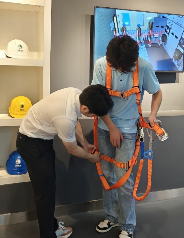 “電力作業(yè)”體驗現(xiàn)場。重慶電力高等?？茖W校供圖