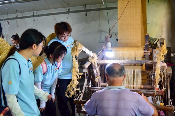 實(shí)踐團(tuán)成員觀摩織布機(jī)。吳倩攝