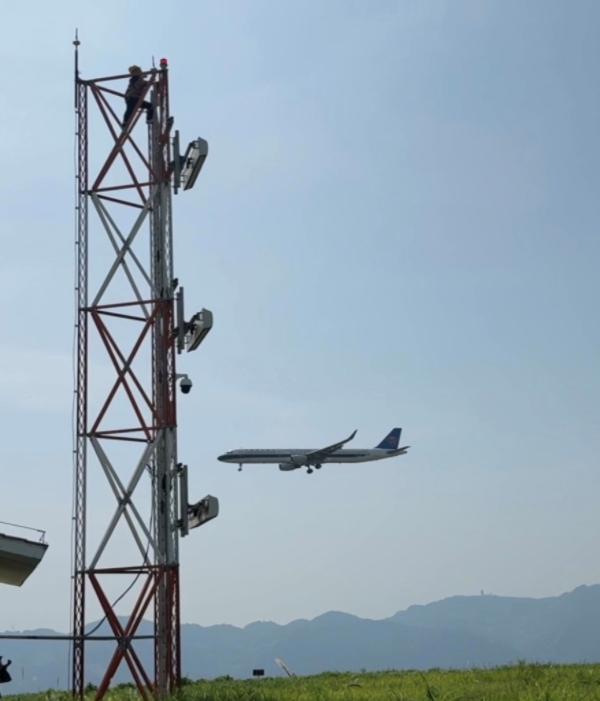 李遠(yuǎn)望在下滑天線(xiàn)塔架上開(kāi)展例行檢修。朱雋攝