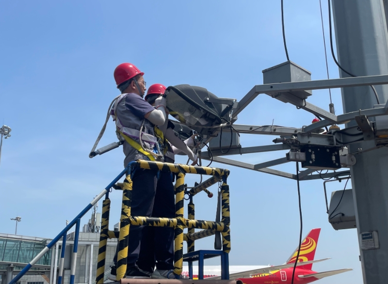 曾勇和同事在維修高桿燈。劉敏攝