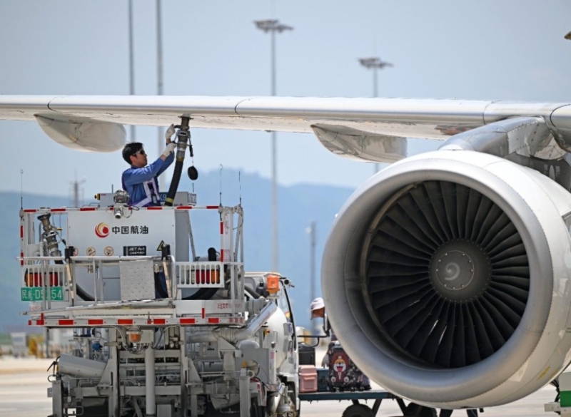 朱森為飛機(jī)加油。劉敏攝