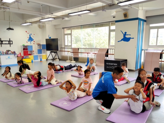 暑期訓(xùn)練營老師指導(dǎo)孩子們鍛煉身體。渝中區(qū)青少年校外活動(dòng)中心供圖