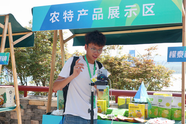 潼南村播達人正用鏡頭展示潼南特色產(chǎn)品。胥世鵬攝
