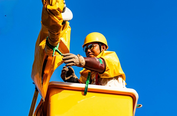 電力人員在絕緣斗臂車內高空高溫工作。國網重慶永川供電公司供圖