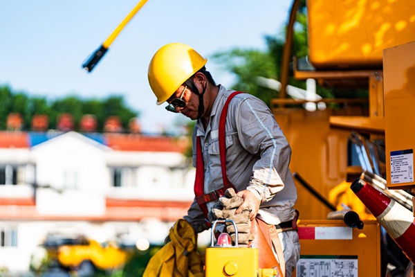 作業(yè)完成后，電力人員汗水濕透衣衫。國網重慶永川供電公司供圖
