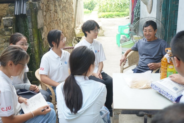 服務(wù)團(tuán)學(xué)生了解泉水村發(fā)展變化情況。重慶交通大學(xué)供圖