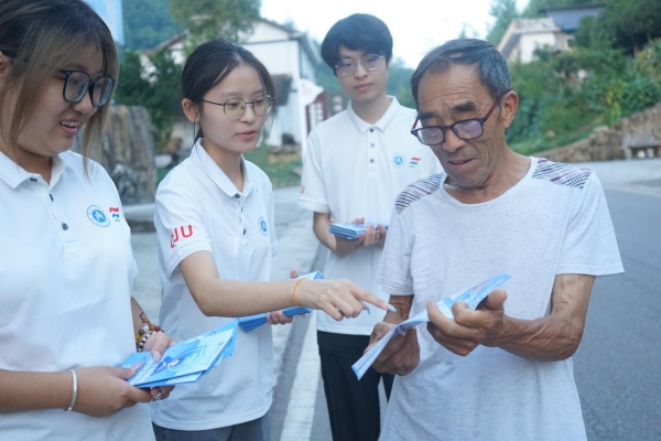 團(tuán)隊(duì)向村民宣傳防詐騙知識。重慶交通大學(xué)供圖